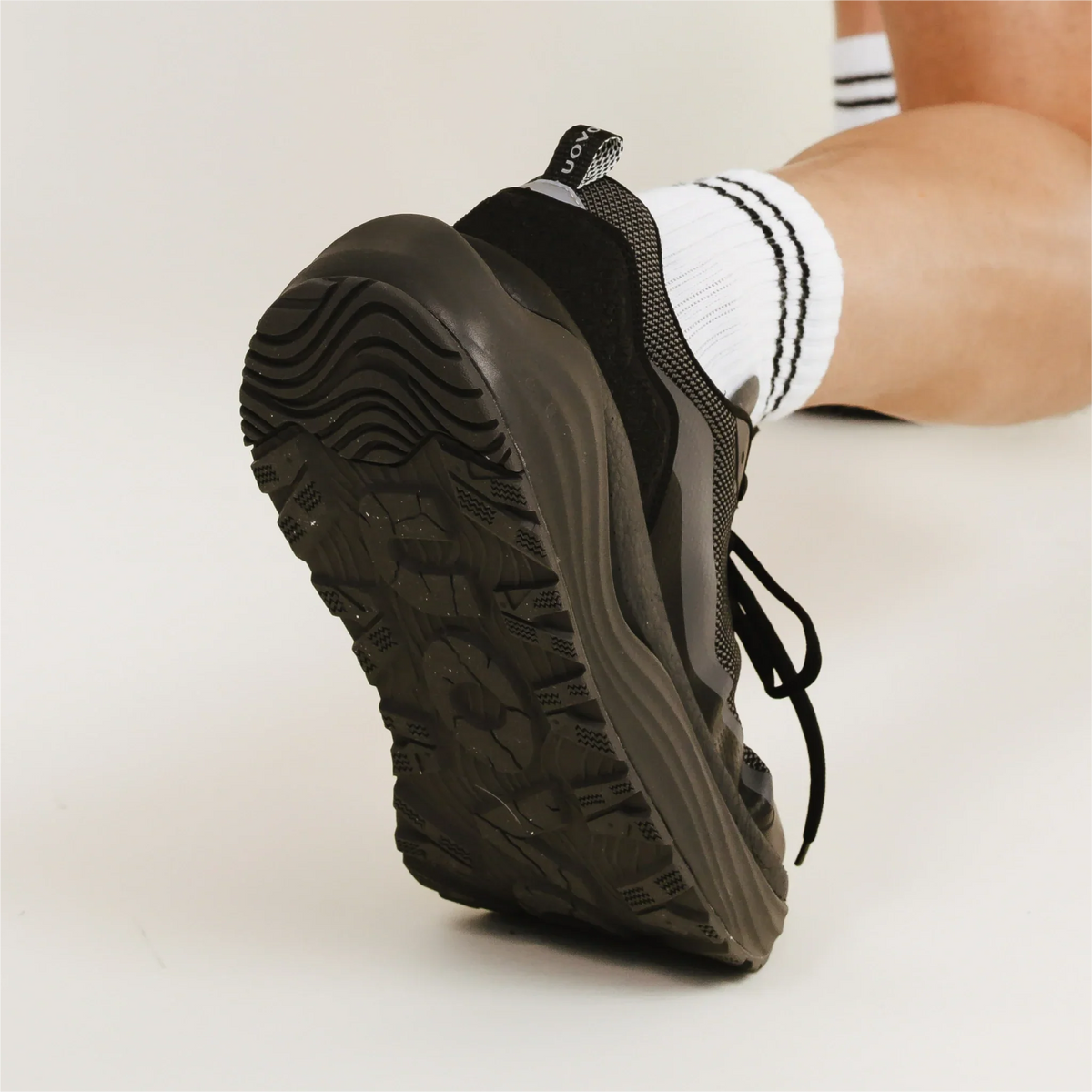 UOVO Flow Obsidian, Lifestyle 3 #color_Midnight-Black